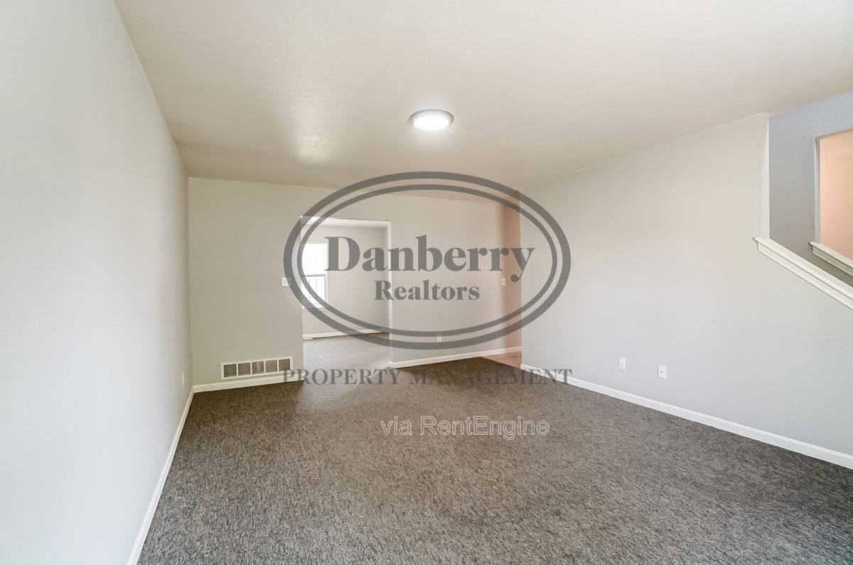 3704 Willow Run Dr - Photo 3 of 10