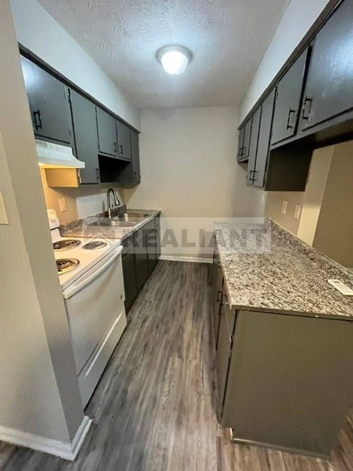 2021 Cambridge Dr #11