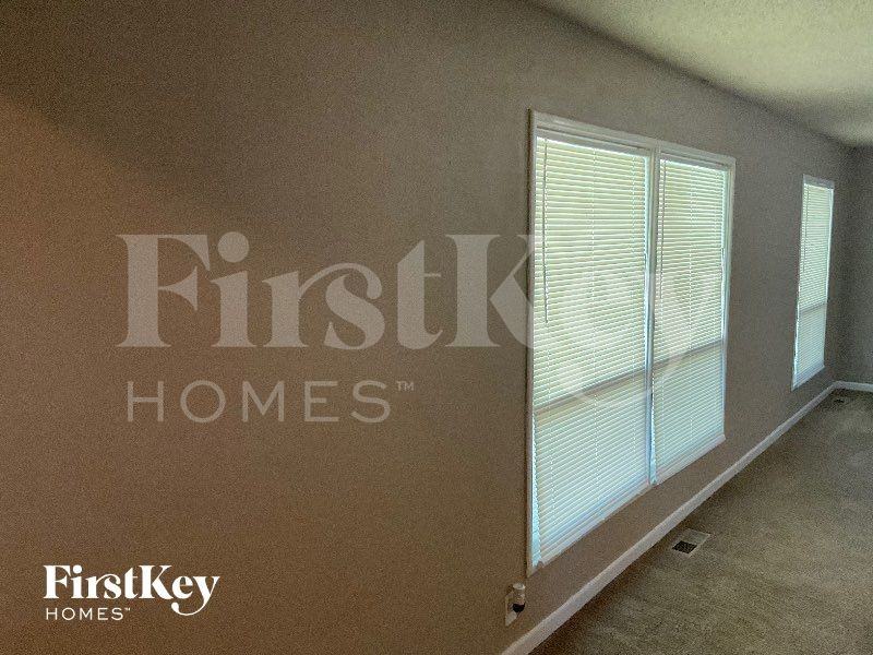 2110 Somerset Dr - Photo 3 of 15