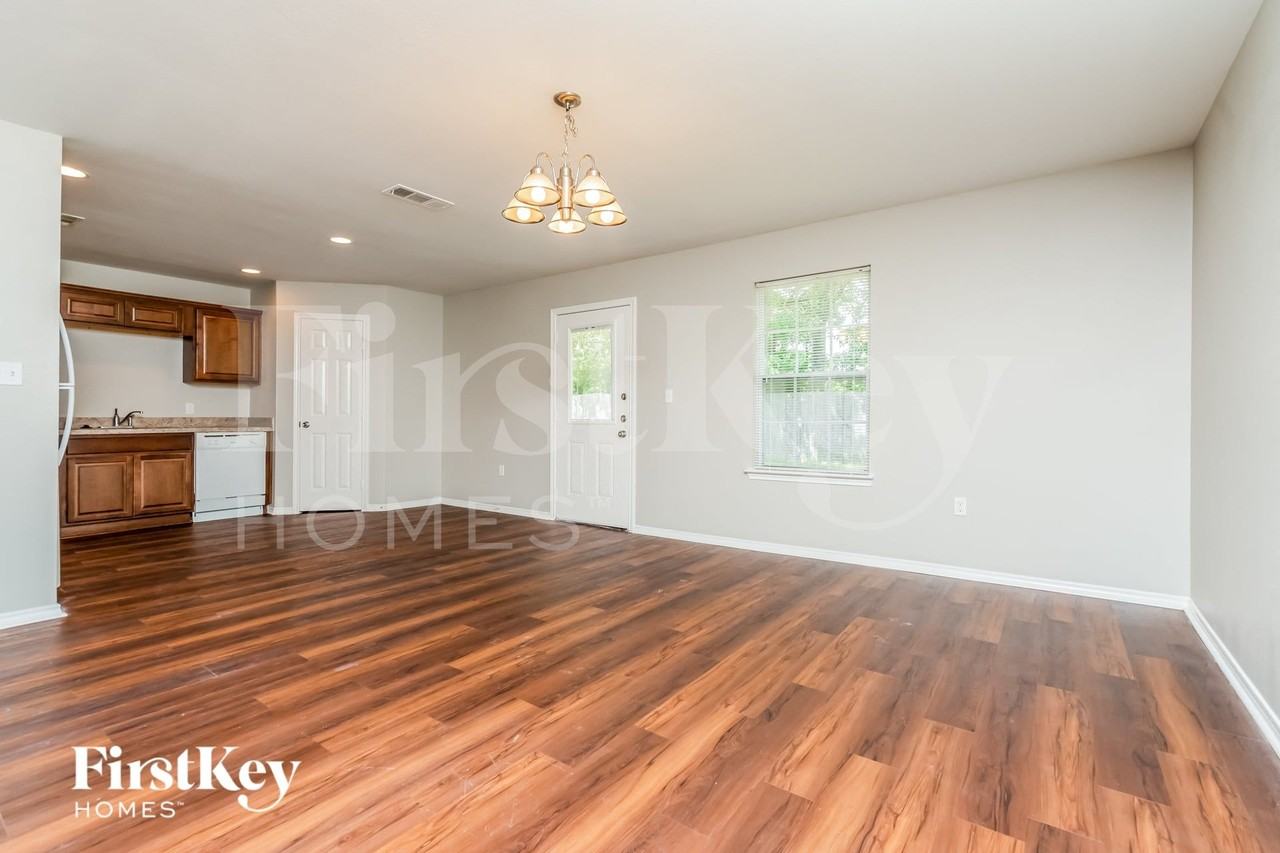 15639 Danson Dr - Photo 5 of 15