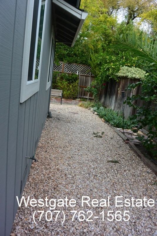 530 Chase St - Photo 3 of 24