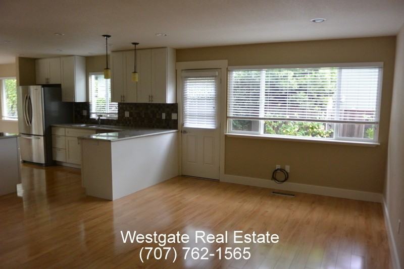 530 Chase St - Photo 4 of 24