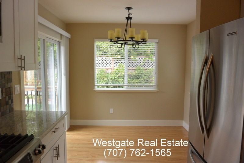 530 Chase St - Photo 5 of 24