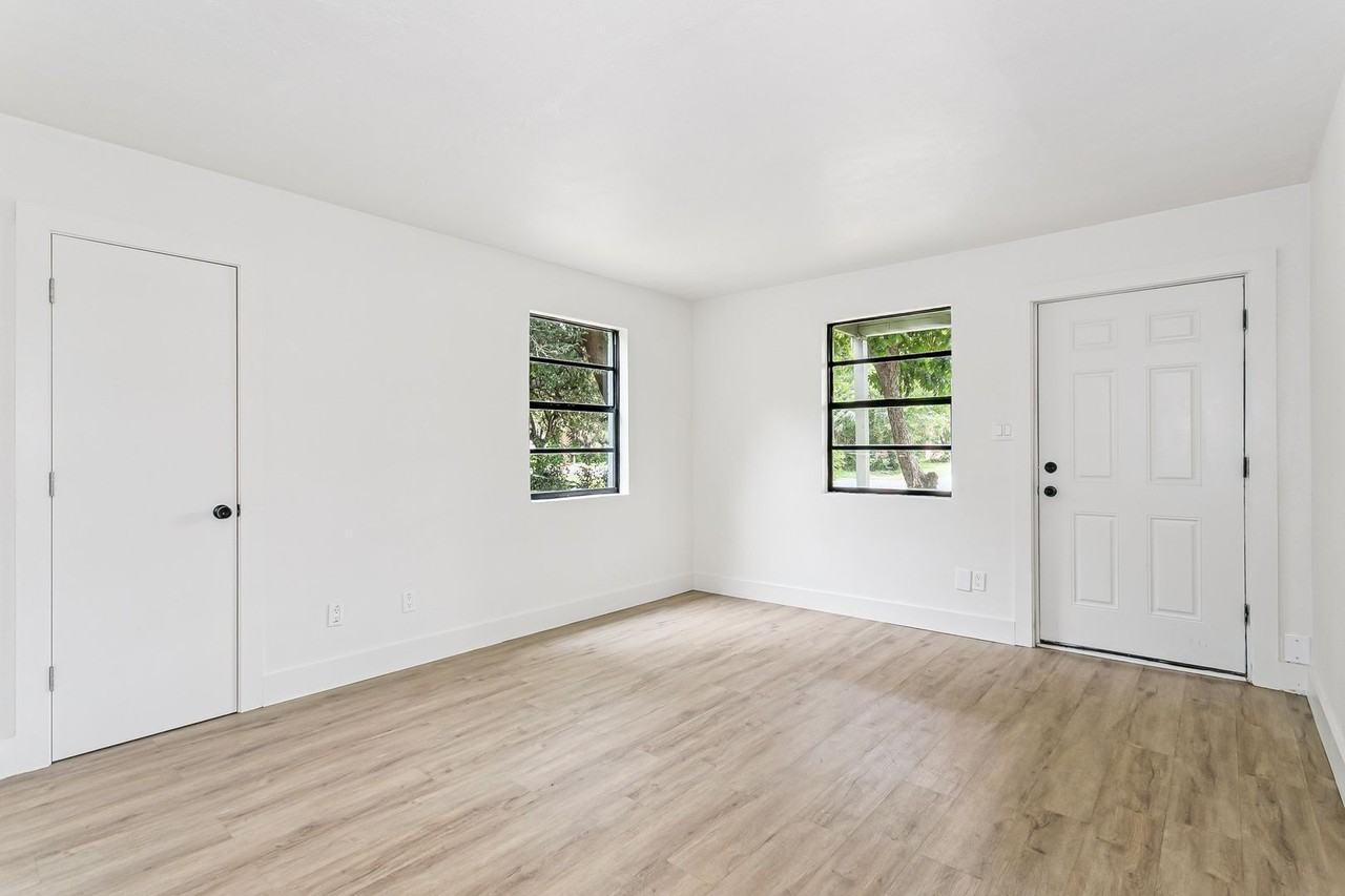 206 Edison Dr - Photo 4 of 15