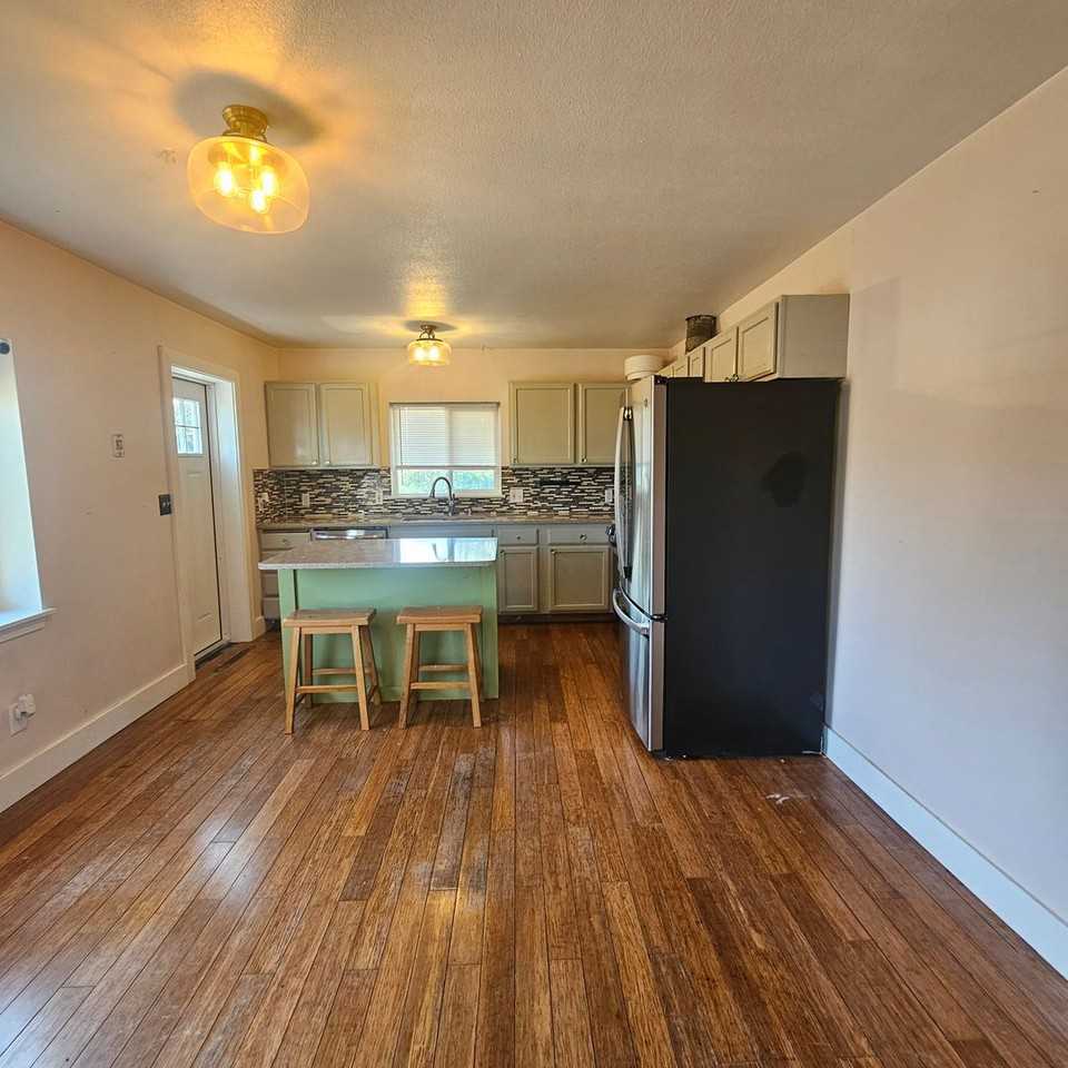 1143 Naval Ave - Photo 3 of 14