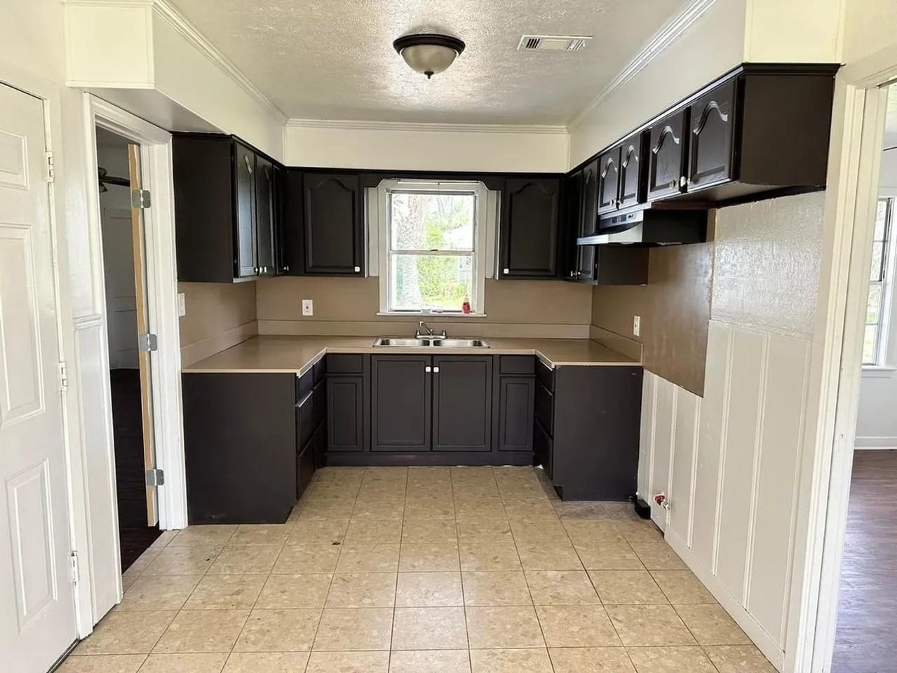 5720 Shivers Dr - Photo 2 of 10