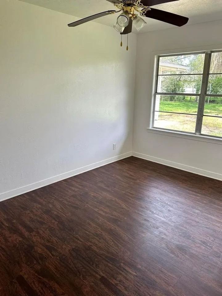 5720 Shivers Dr - Photo 3 of 10