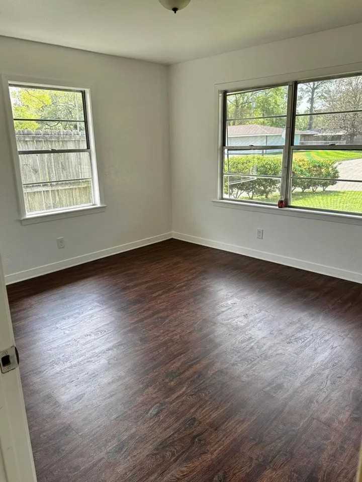 5720 Shivers Dr - Photo 5 of 10