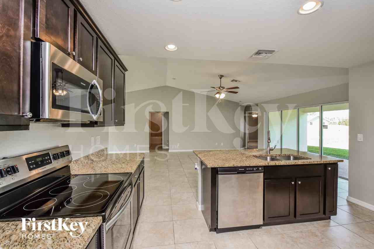 1139 Sw 29th St - Photo 5 of 16
