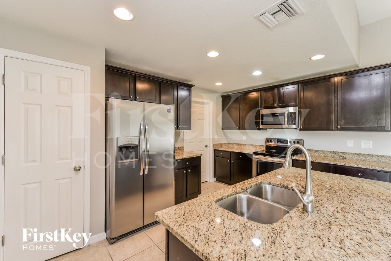 1139 Sw 29th St - Photo 6 of 16