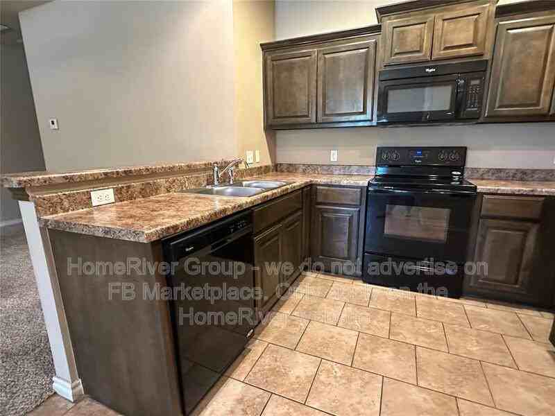 1005 Sw 92nd St - Photo 4 of 14
