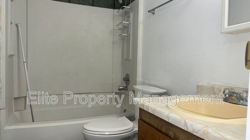 1529 Oakshire Ln #4 - Photo 6 of 7