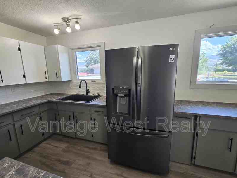 420 Killarney Rd - Photo 3 of 34