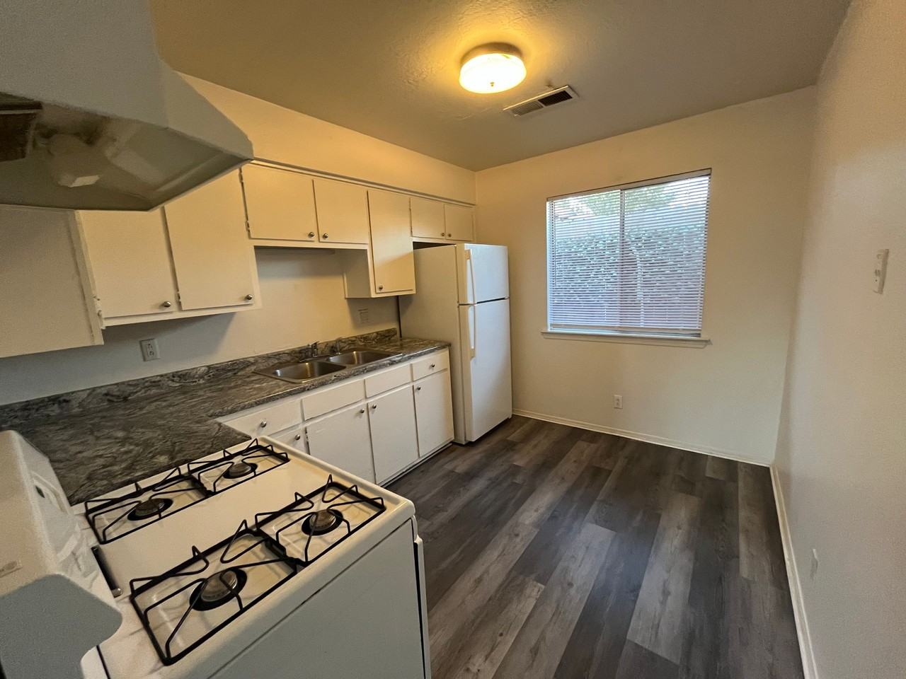 1717 Paisano St Ne - Photo 7 of 22