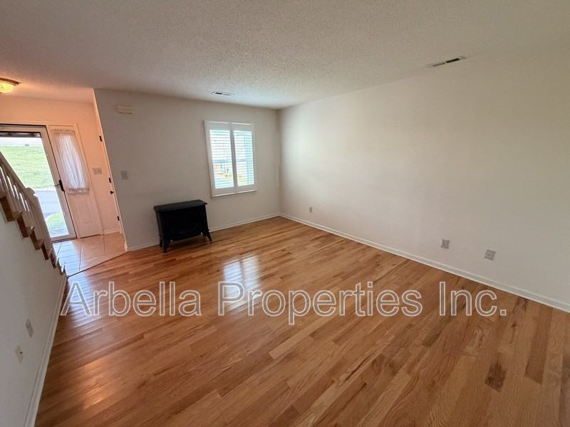 215 Radford Dr - Photo 3 of 20