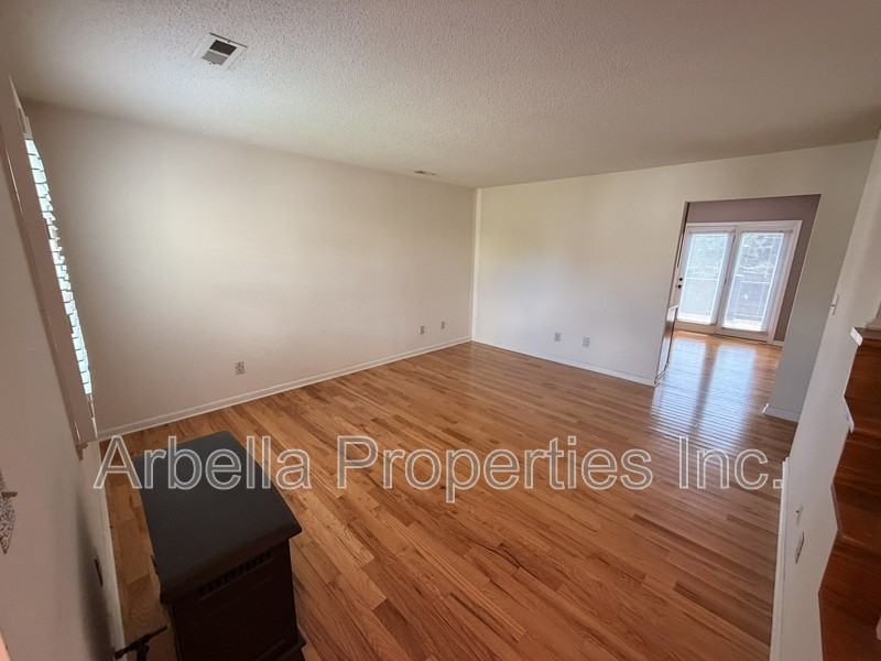 215 Radford Dr - Photo 4 of 20