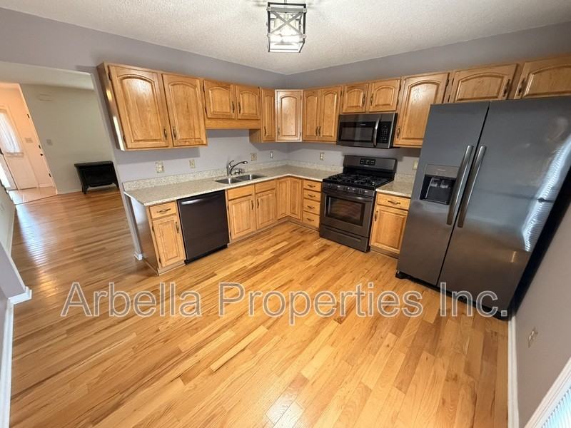 215 Radford Dr - Photo 5 of 20