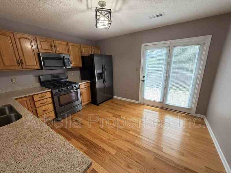 215 Radford Dr - Photo 6 of 20
