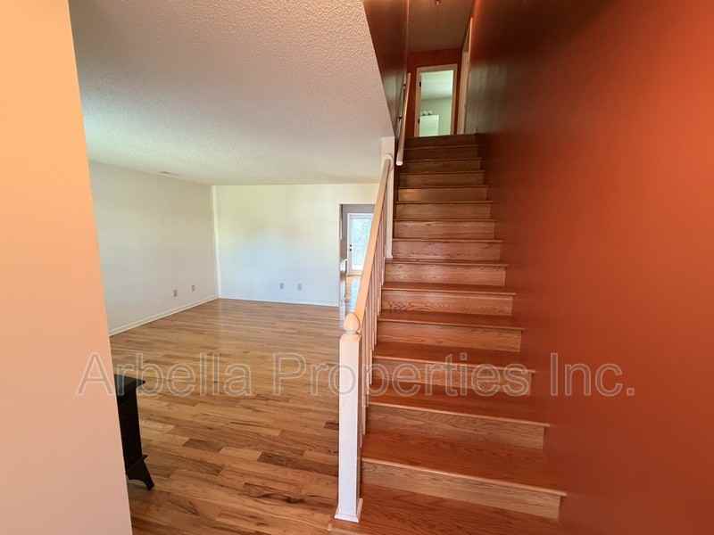 215 Radford Dr - Photo 7 of 20