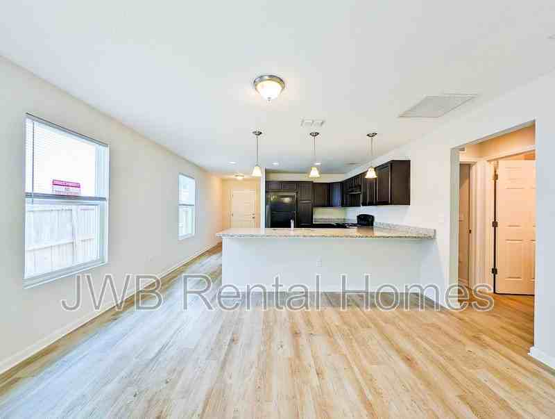 8828 Galveston Ave - Photo 4 of 11