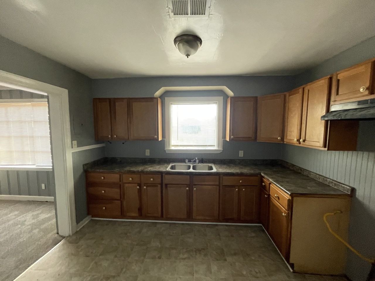 1114 Brownlee Rd - Photo 4 of 7