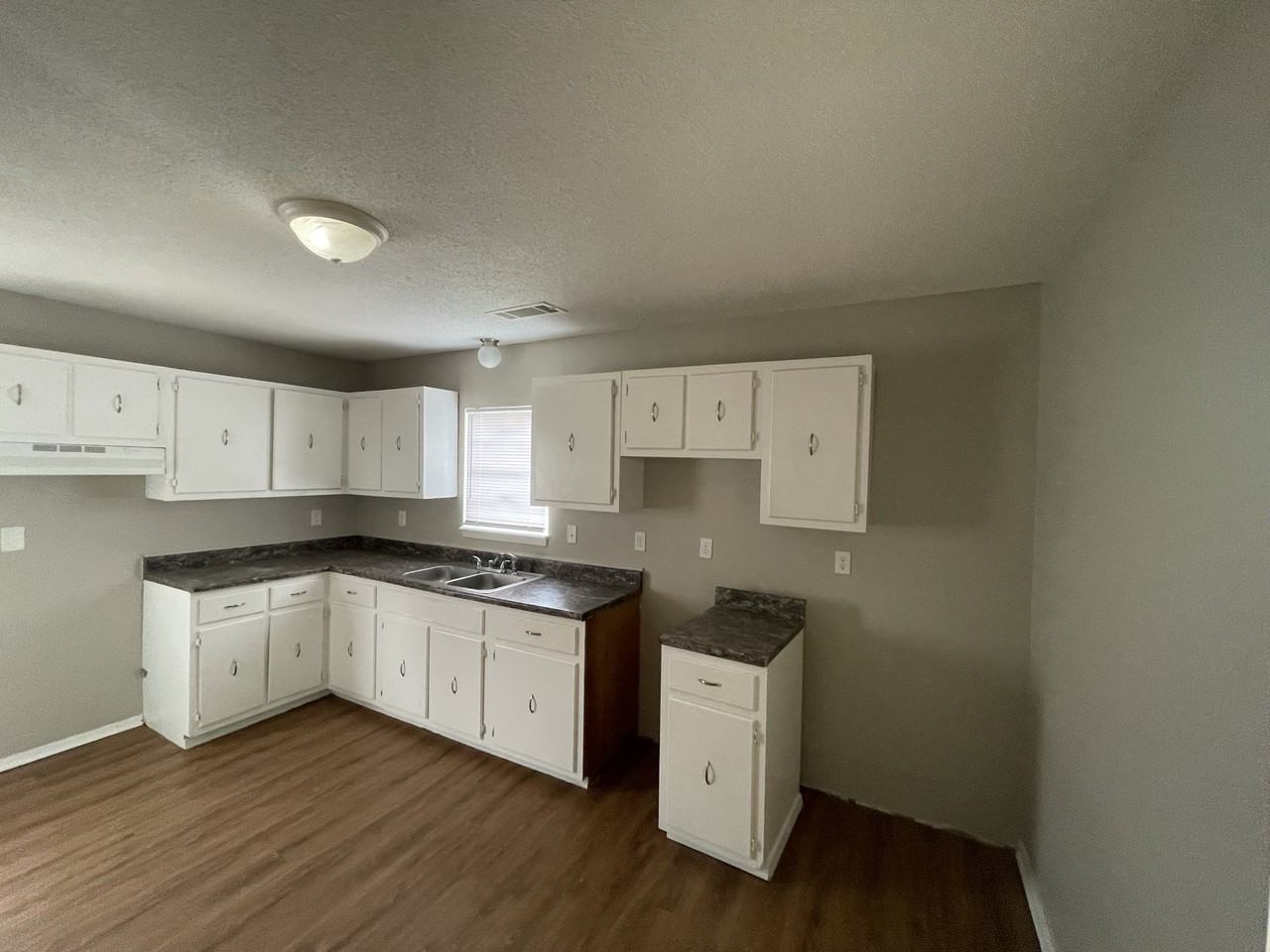 3008 Crystal Ave - Photo 5 of 9