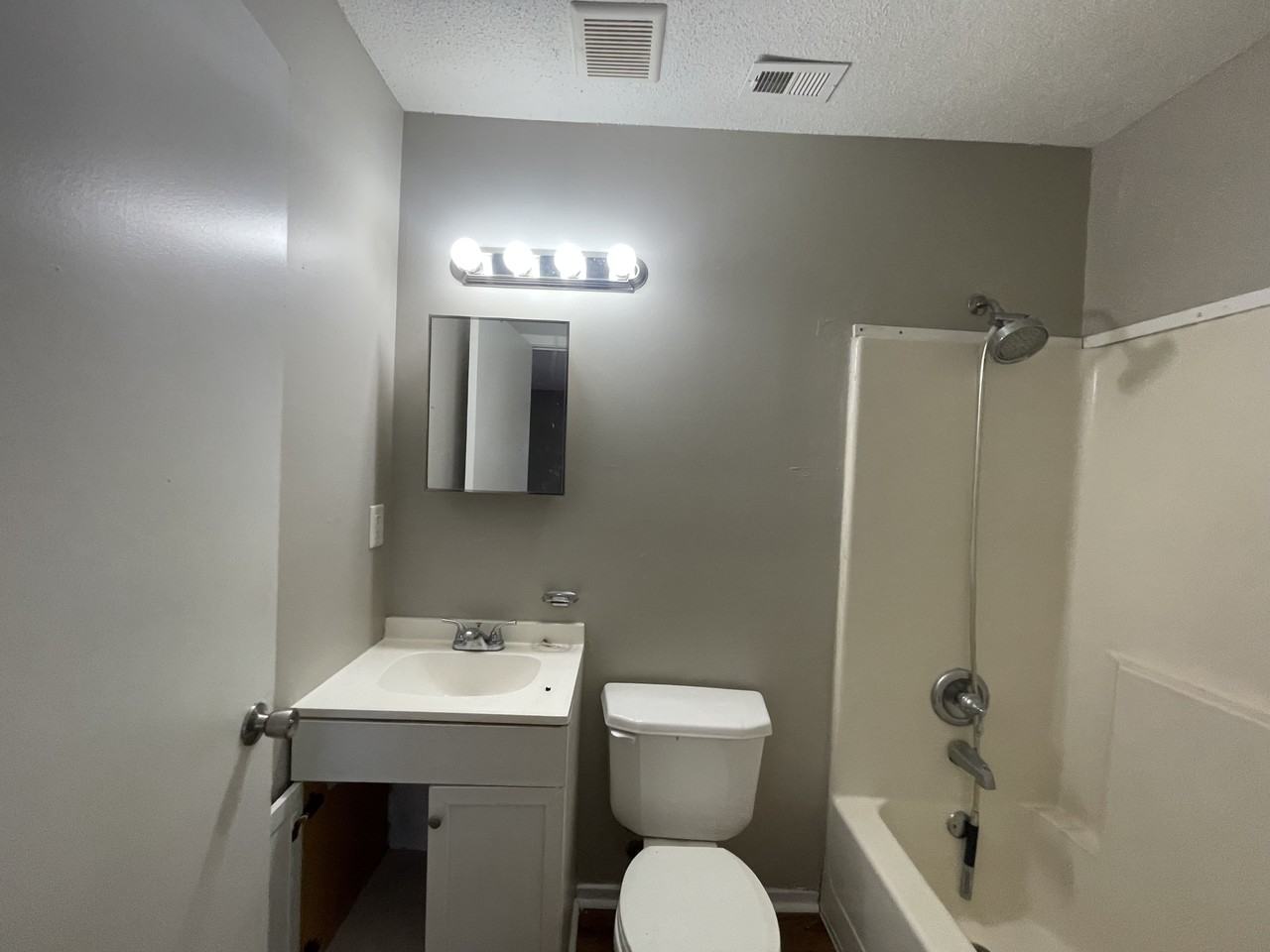 3008 Crystal Ave - Photo 6 of 9