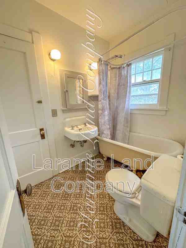 817 E University Ave - Photo 5 of 10