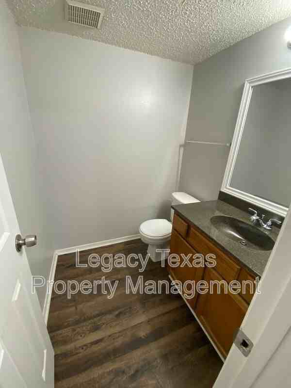 1604 Sun Valley Dr #B - Photo 4 of 22