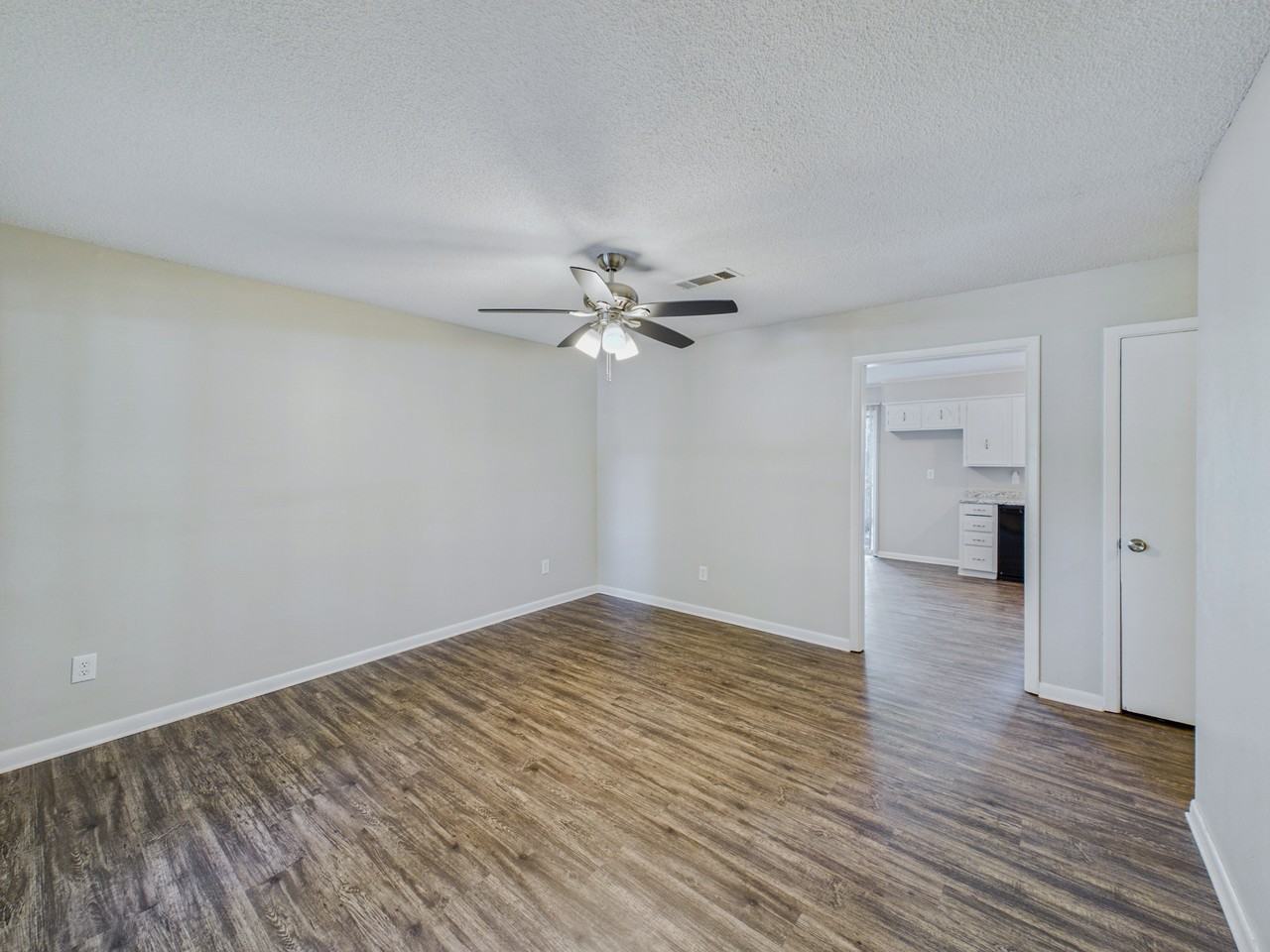 802 Towering Oaks Dr - Photo 3 of 17