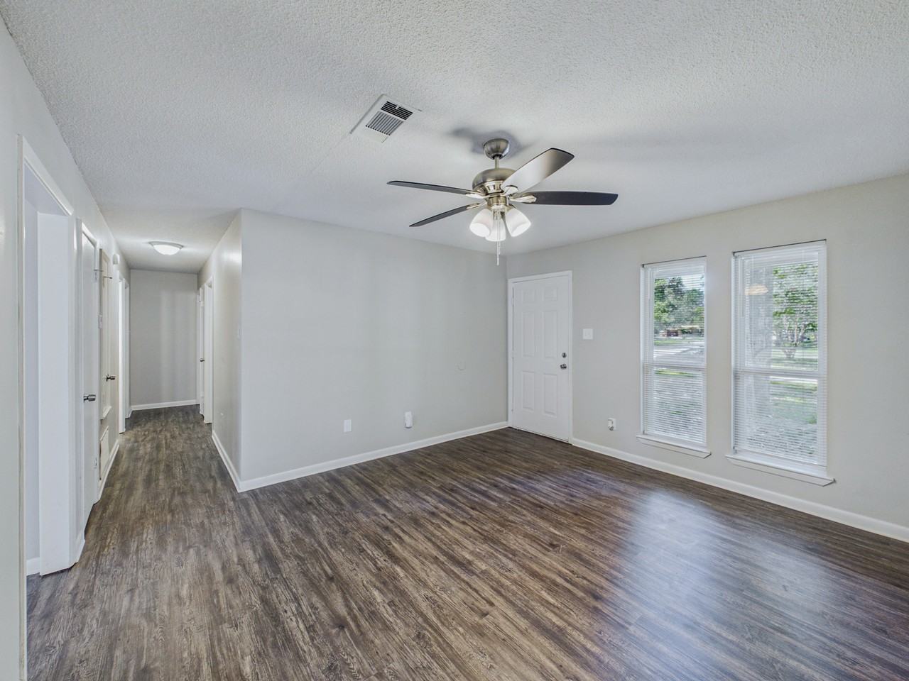 802 Towering Oaks Dr - Photo 4 of 17