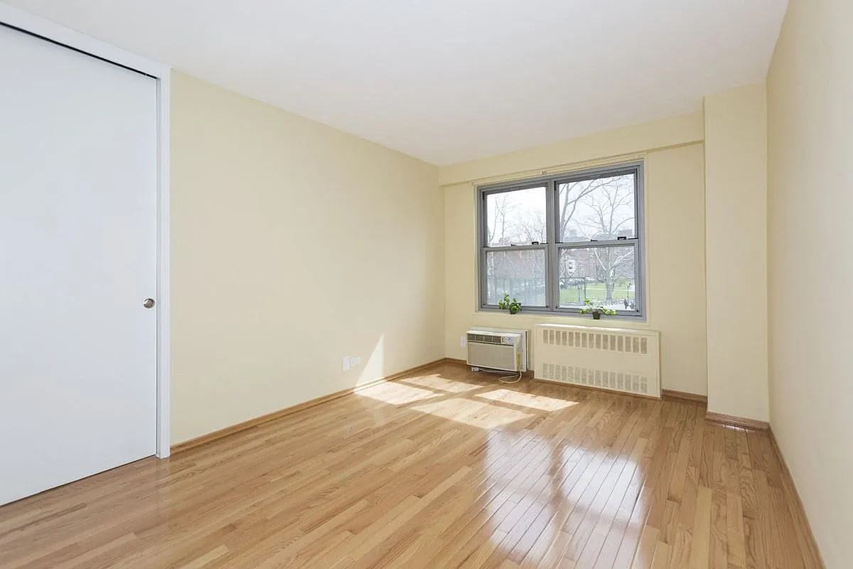 501 Surf Ave - Photo 5 of 7