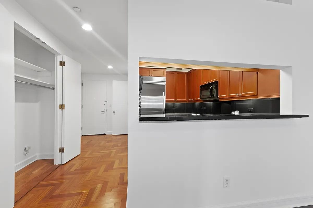 220 Riverside Blvd - Photo 4 of 14