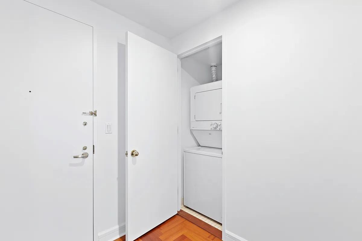 220 Riverside Blvd - Photo 6 of 14