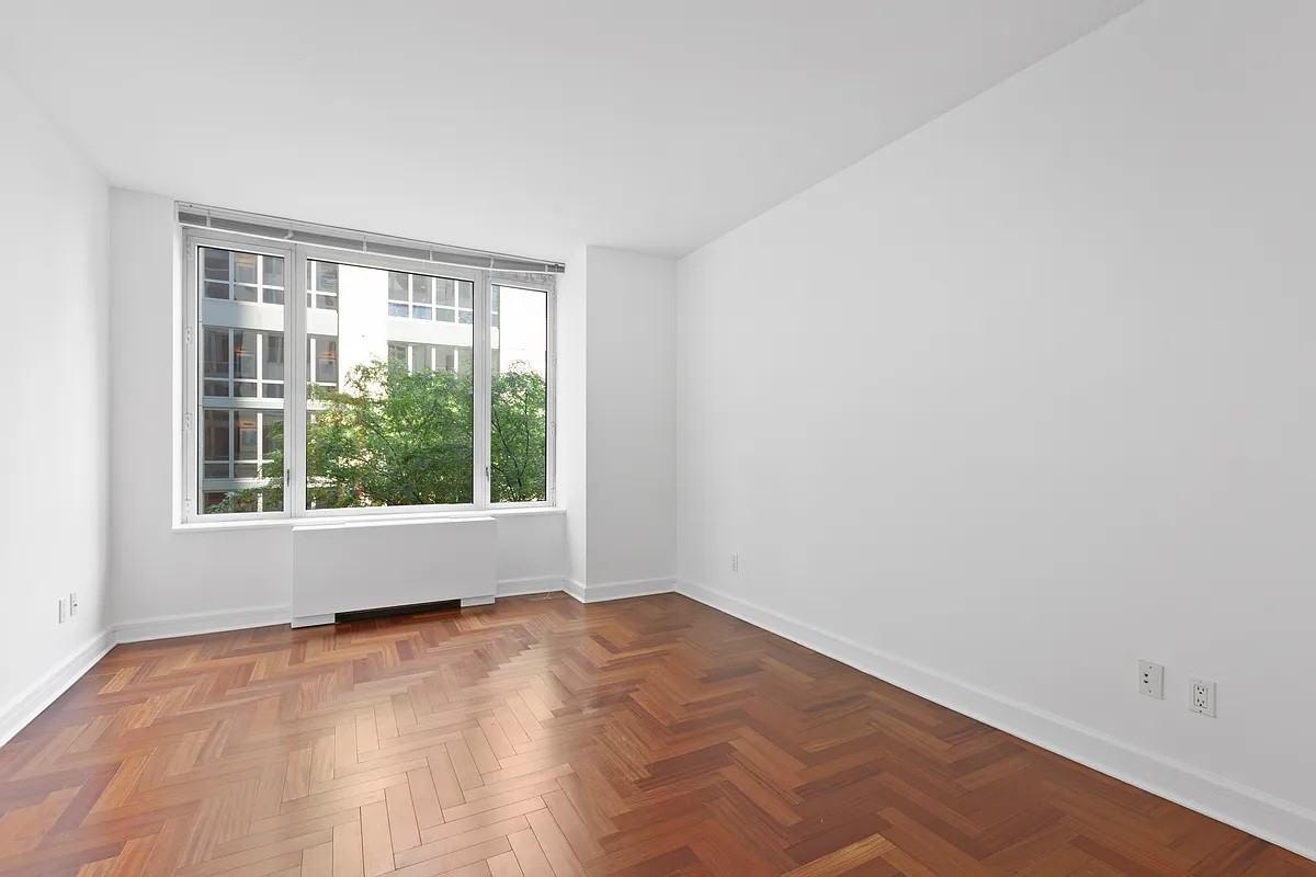 220 Riverside Blvd - Photo 7 of 14