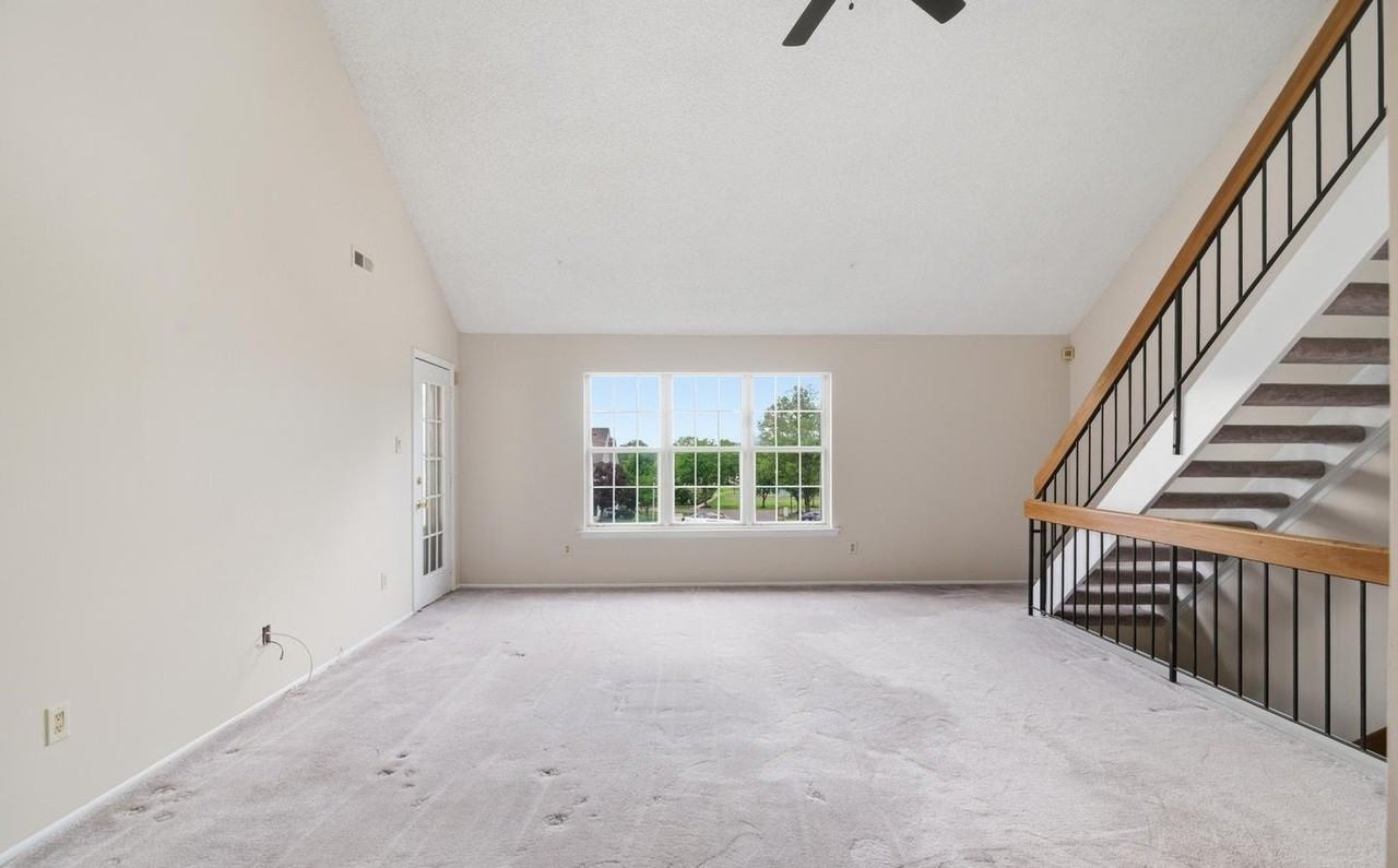 320 Surrey Ct - Photo 2 of 24