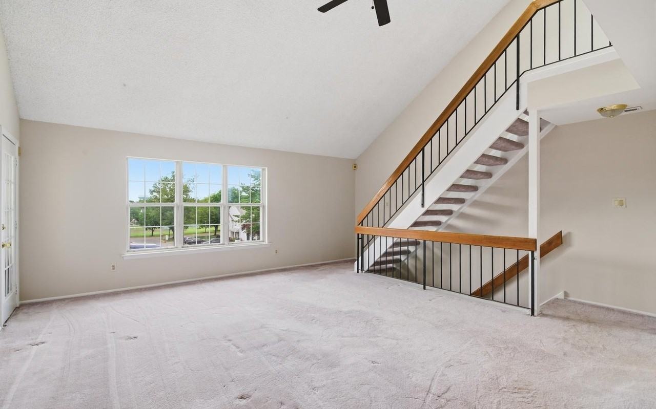 320 Surrey Ct - Photo 3 of 24