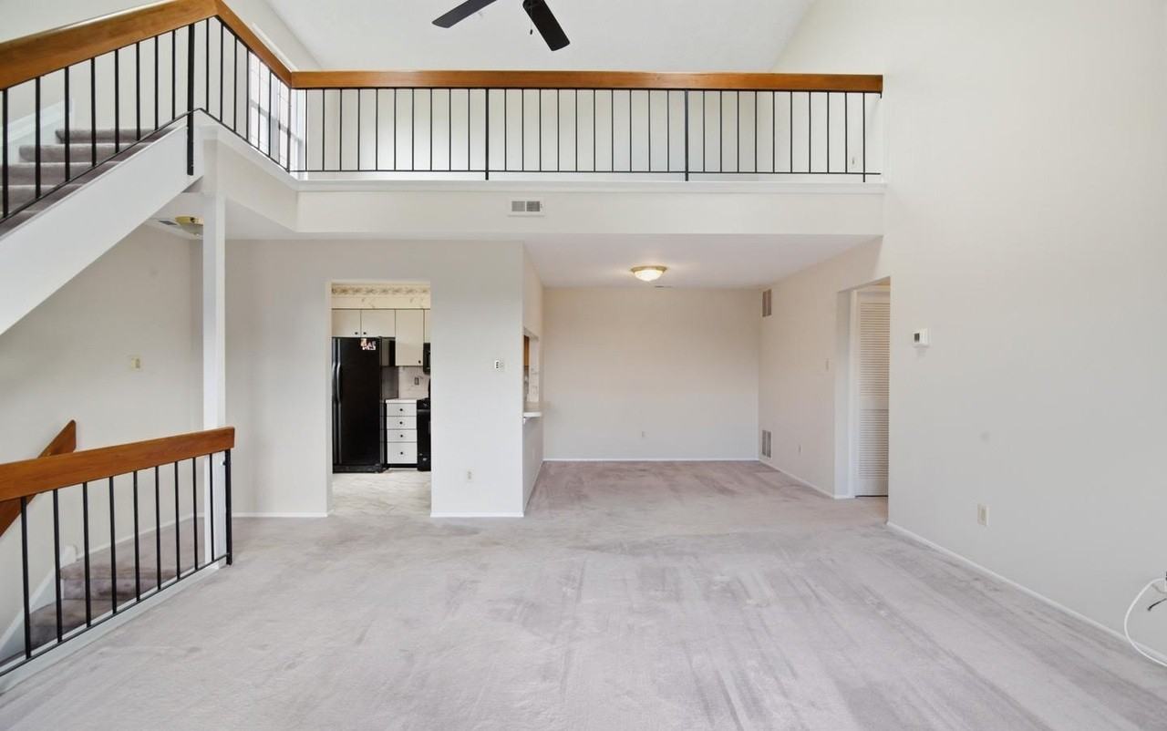 320 Surrey Ct - Photo 4 of 24