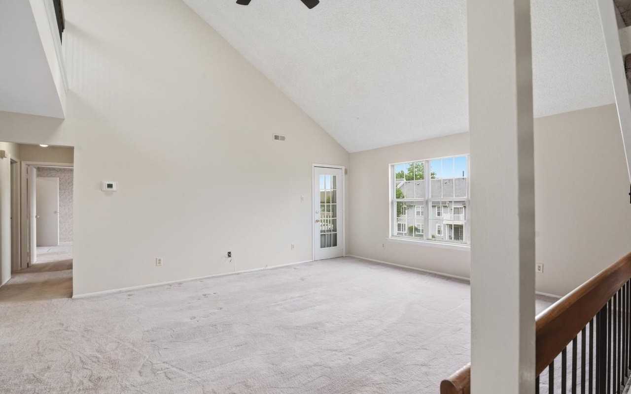 320 Surrey Ct - Photo 5 of 24