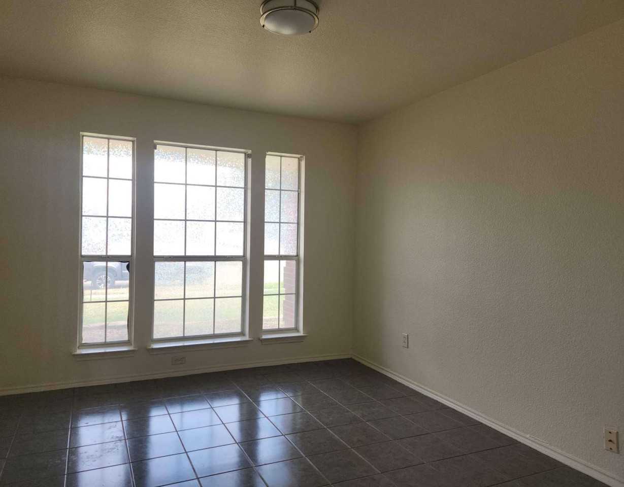 1604 Quarry Dr - Photo 5 of 13