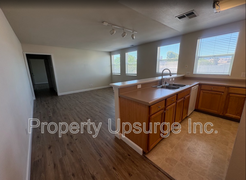 140 E 6th St - Photo 3 of 18