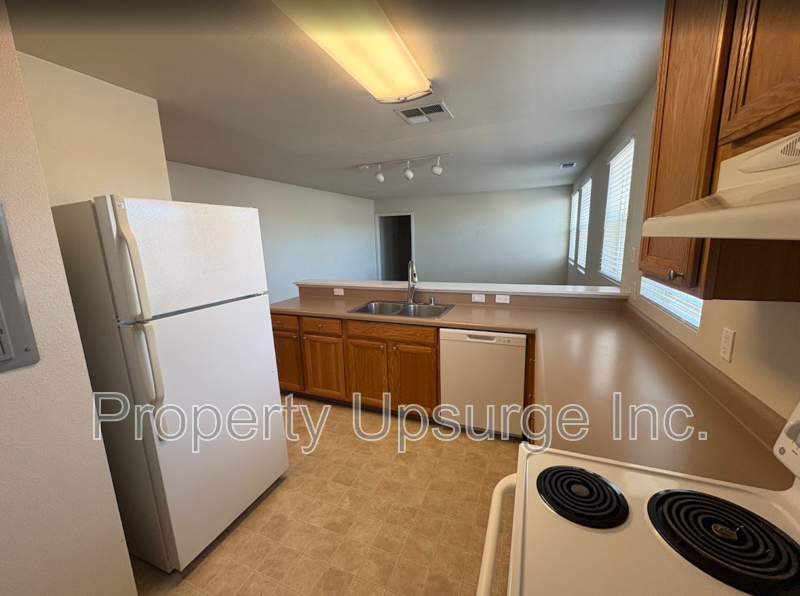 140 E 6th St - Photo 5 of 18