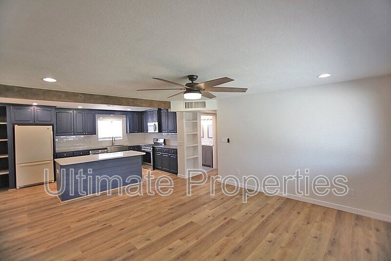 4129 E Bluefield Ave - Photo 4 of 28