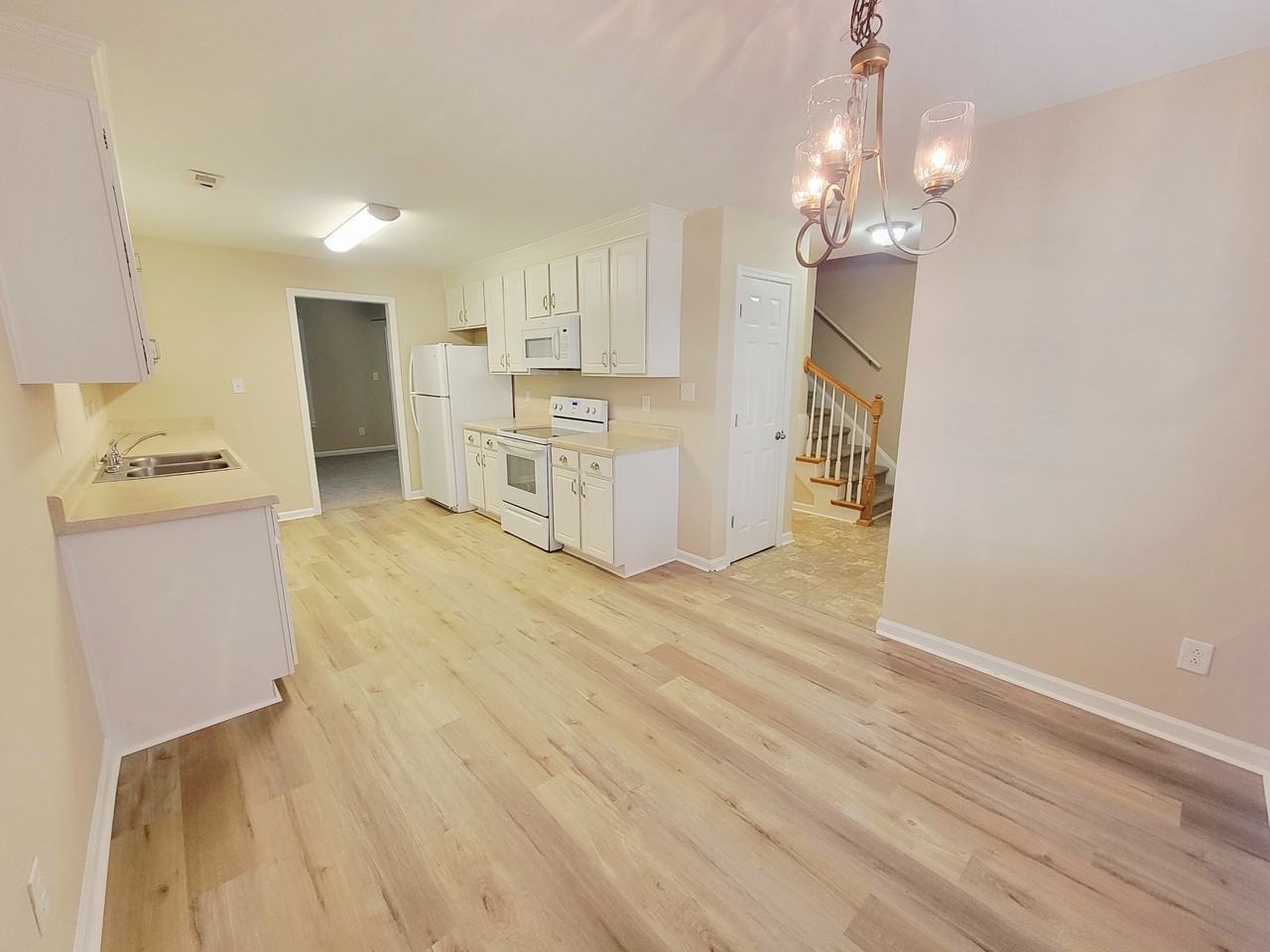 411 Whitehall Ct - Photo 7 of 50