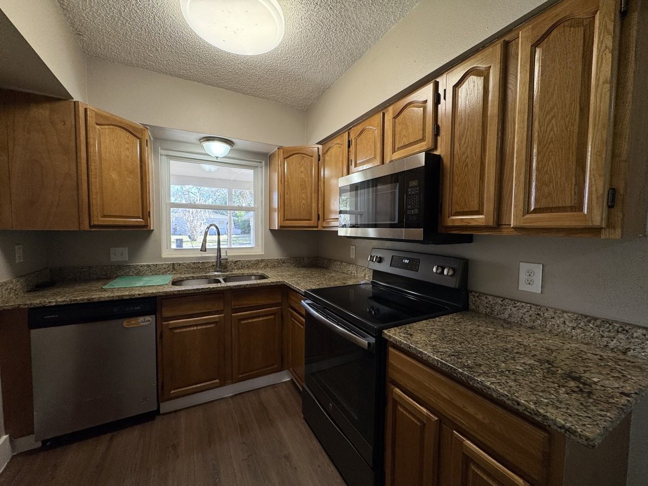 310 Longwood Dr - Photo 7 of 26