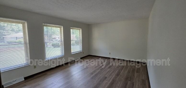 53 Carriage Dr - Photo 5 of 27