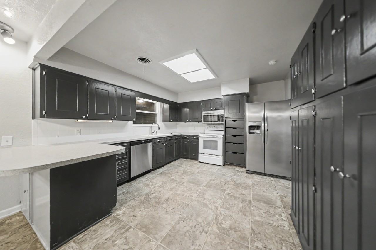 307 Oak St - Photo 4 of 26