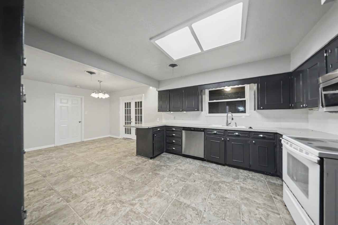 307 Oak St - Photo 5 of 26