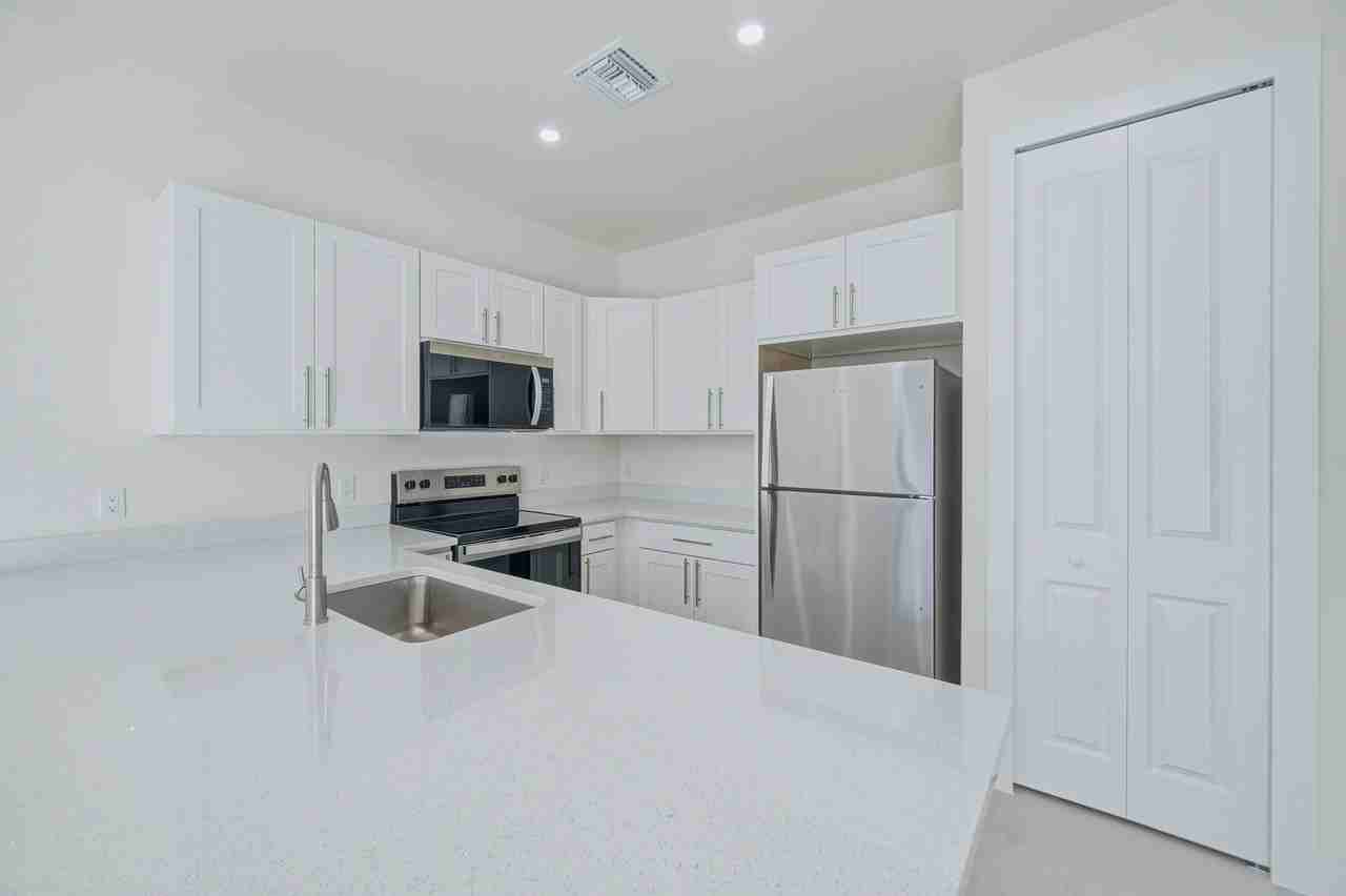 128 Jenna Ave S - Photo 7 of 15