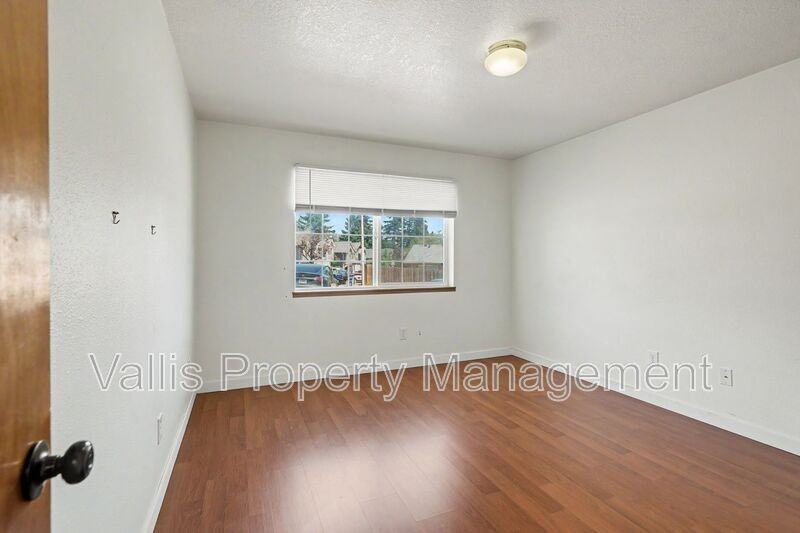 5262 Springcrest Dr S - Photo 6 of 31